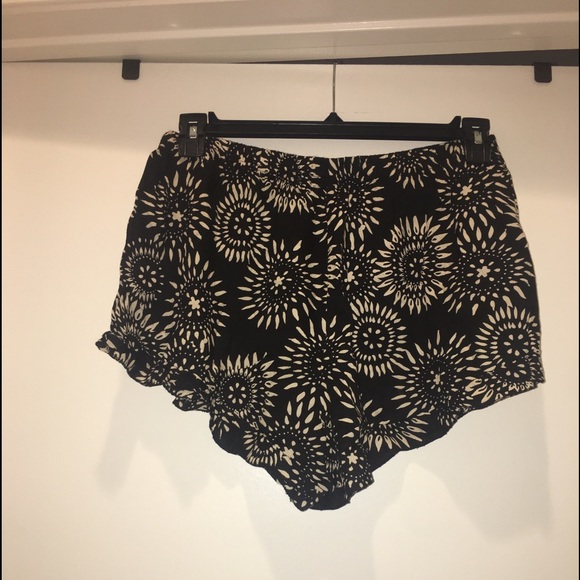 Pants - ♦️NWT♦️Sunburst Flower Shorts
